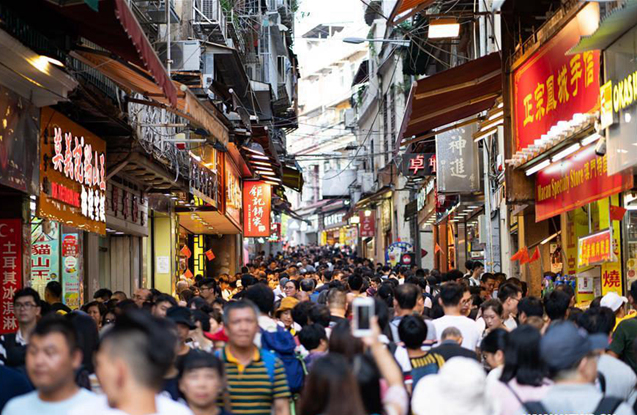 People enjoy National Day holiday across China