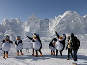 Tourists enjoy ice sculptures in Datan Town, north China