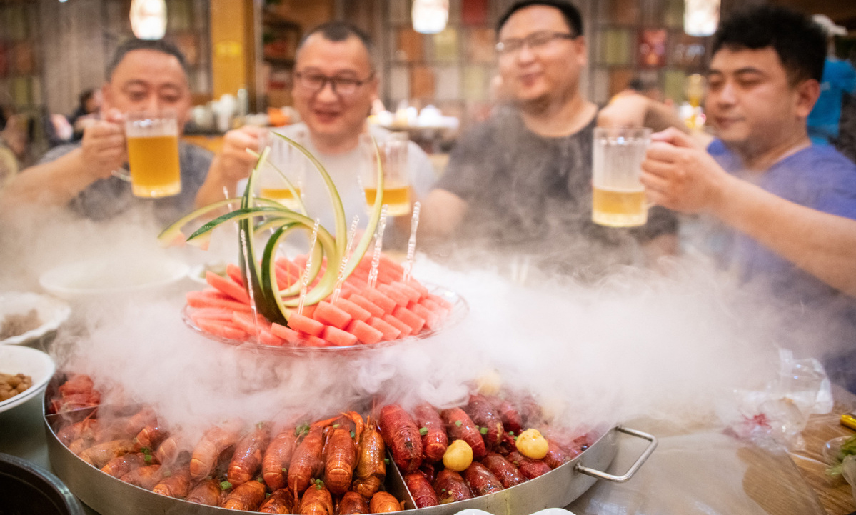 Crayfish-related industry booms in Hubei province