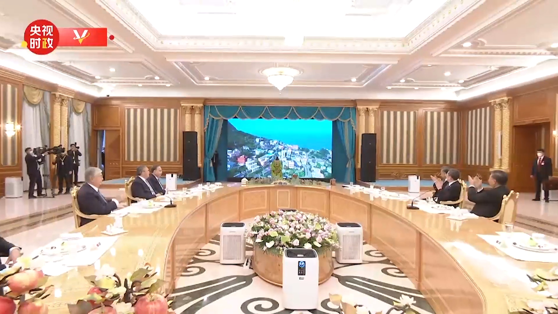 Xi, Tokayev watch song performance