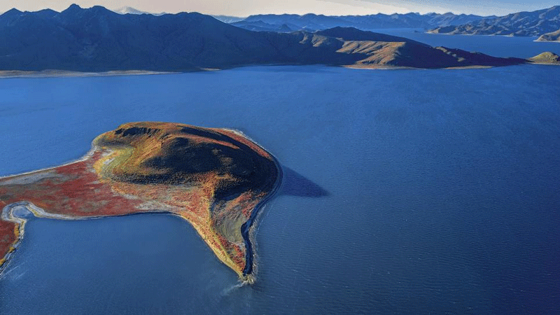 Scenery of Yamdrok Lake in Tibet