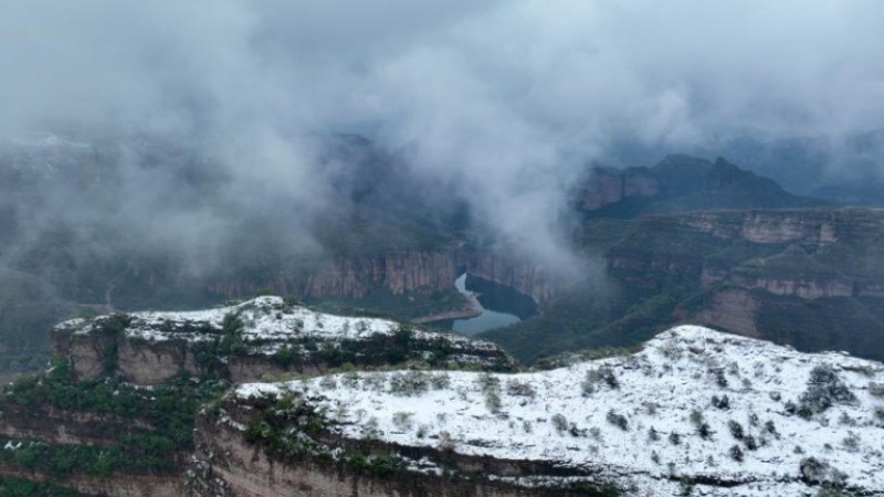 Sea of clouds shrouds snow-clad mountains in N China