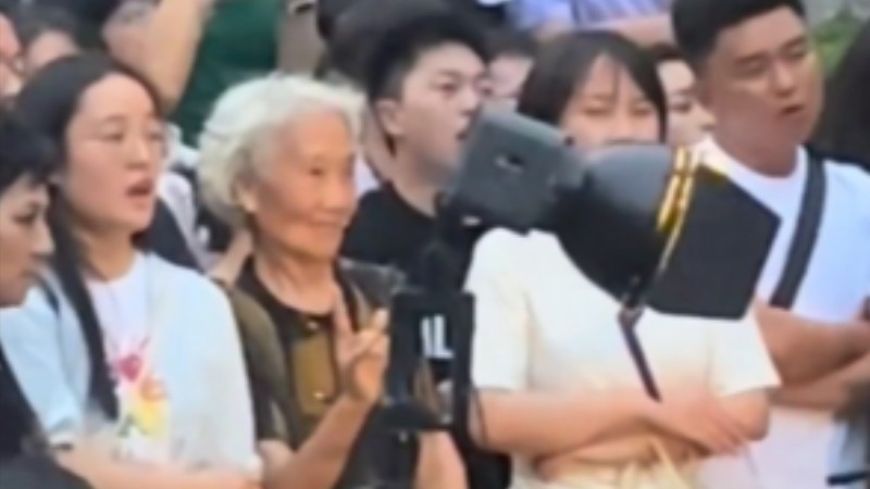 Grandma's reaction to street show touches Chinese netizens