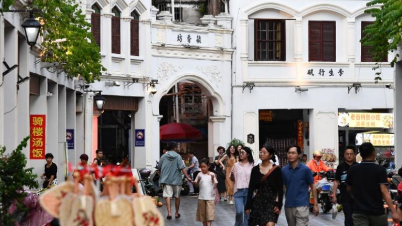 Unique building style of Qilou in S China's Haikou turns into major tourist attraction