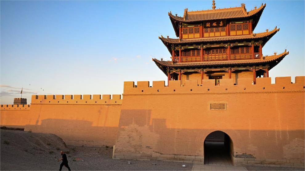 Time-traveling "general" draws crowds at Jiayu Pass in NW China