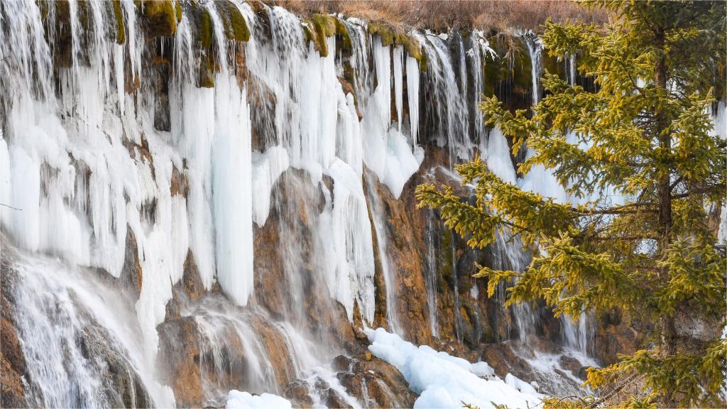 Int'l tourism festival featuring frozen waterfalls opens at Jiuzhaigou National Park