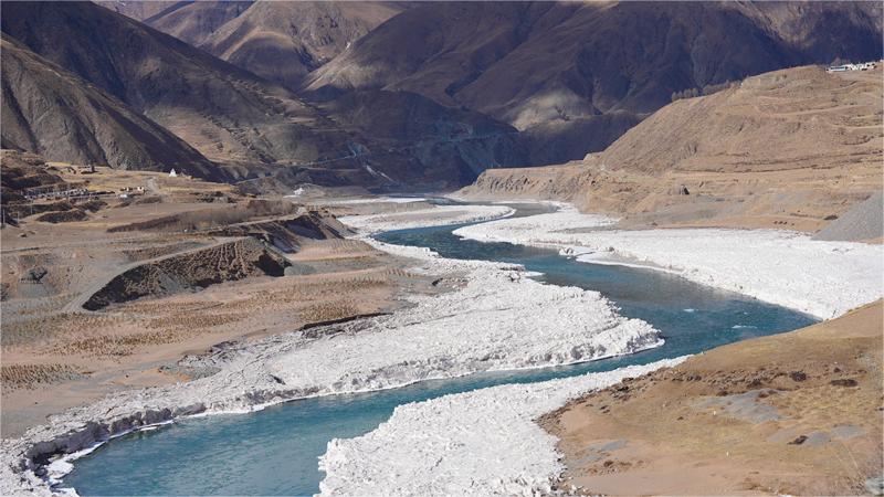 'Ice flowers' bloom on China's Tongtian River amid winter chill