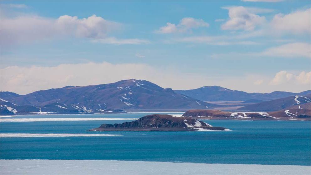 A glimpse of unique beauty of melting Lhanag-tso Lake in SW China's Xizang