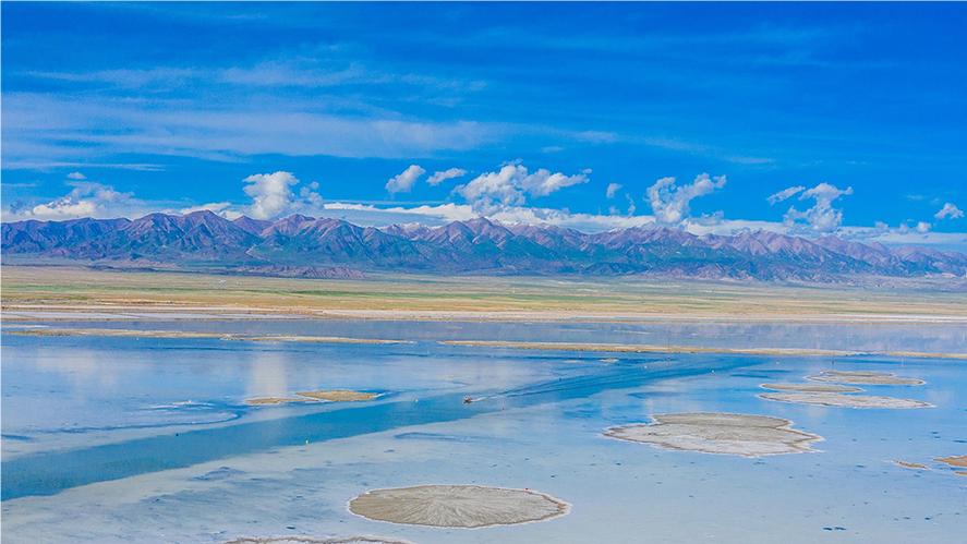 Stunning summer scenery of “Mirror of the Sky” in NW China’s Qinghai