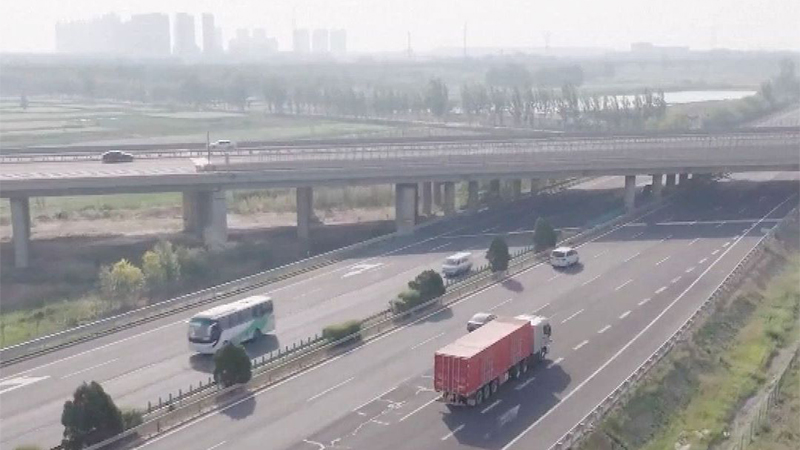 Driverless heavy trucks undergo road tests in China