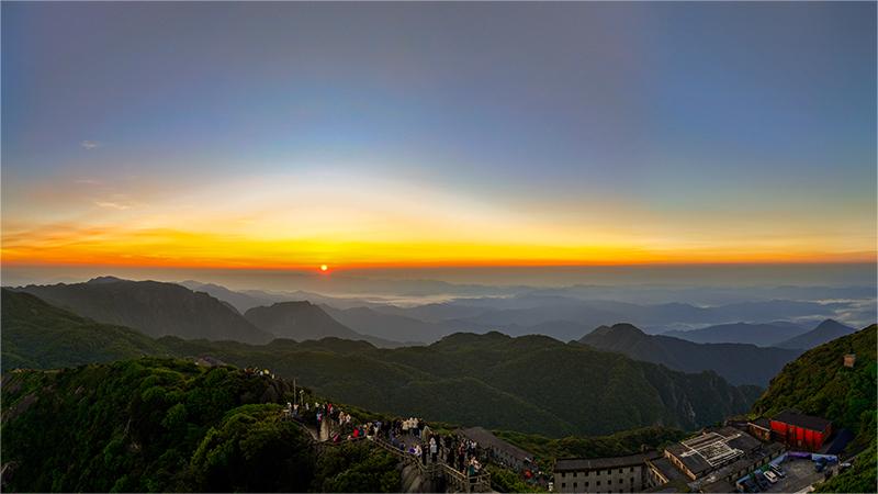 Stunning sunrise over sea of clouds in S China's Guilin