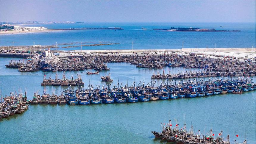 Hundreds of fishing boats set sail in E China as fishing ban lifted