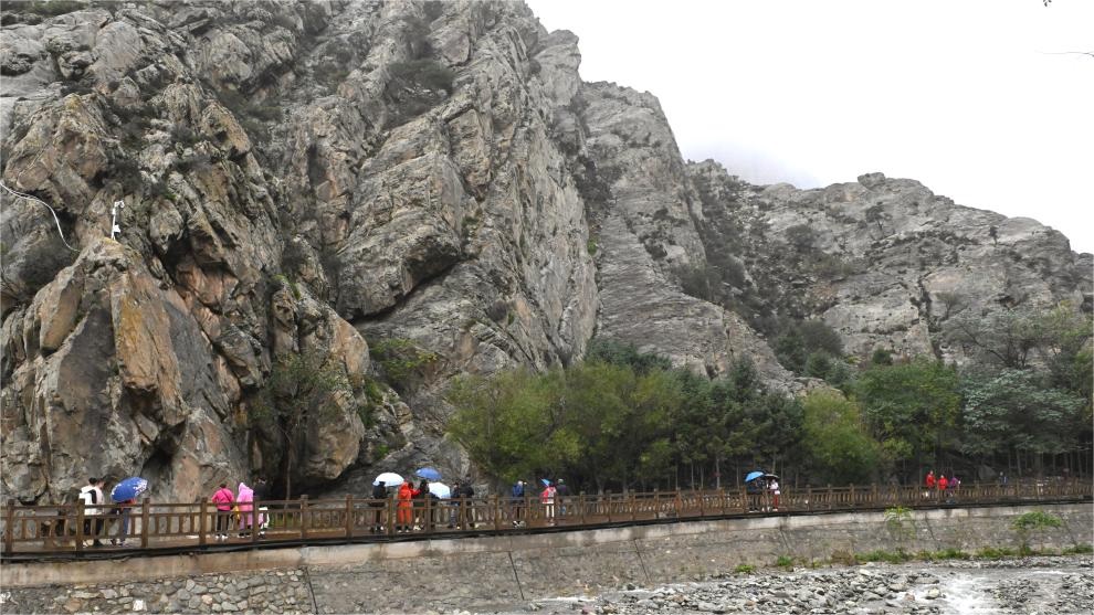 Tourists visit Helan Mountain rock painting scenic spot in China's Ningxia