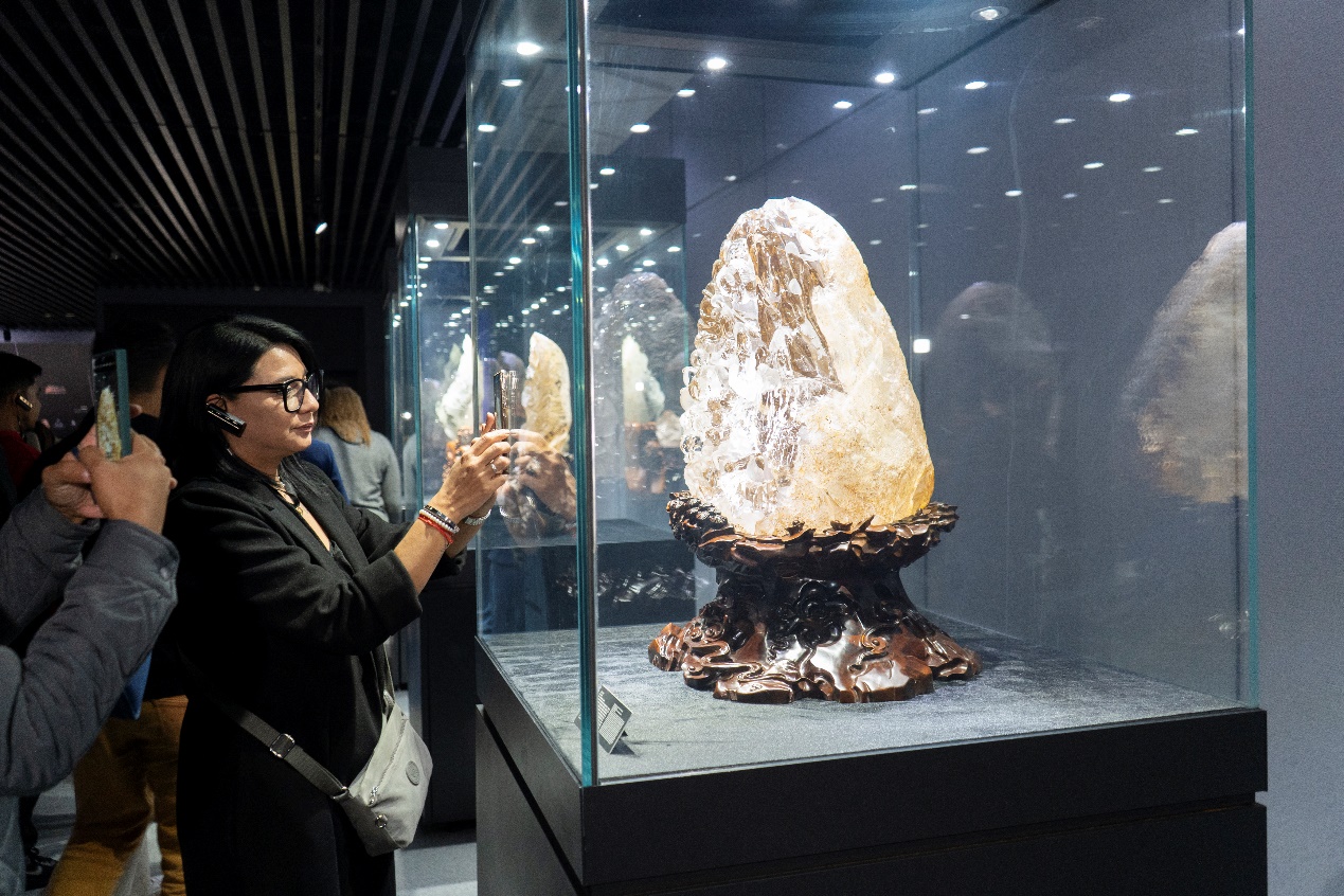 Journalists from LAC countries dive into a world of crystals in E China's Jiangsu