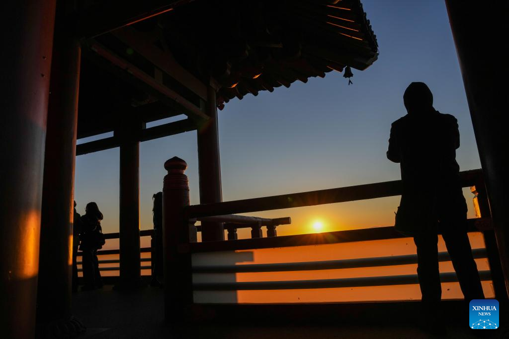 Tourists enjoy sunrise scenery in Fuyuan City, NE China's Heilongjiang