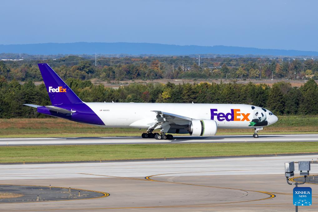 Two giant pandas from China arrive in Washington, D.C.